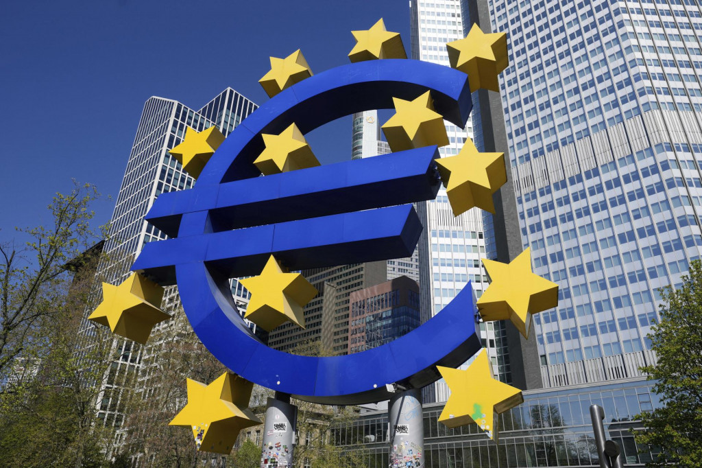 Výskum ECB ukázal, že hoci banka za posledný rok už osemkrát znížila eurové úroky, efekt ich zdražovania z rokov 2022 a 2023 sa naplno prejaví až na konci dekády. FOTO TASR/AP
