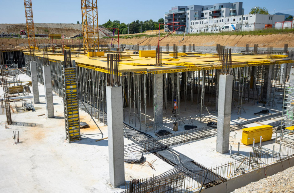 Mnohé investície sú na Slovensku budované vďaka peniazom z EÚ. Príkladom je aj pripravovaná nemocnica v Martine. FOTO: TASR/D. Stehlík