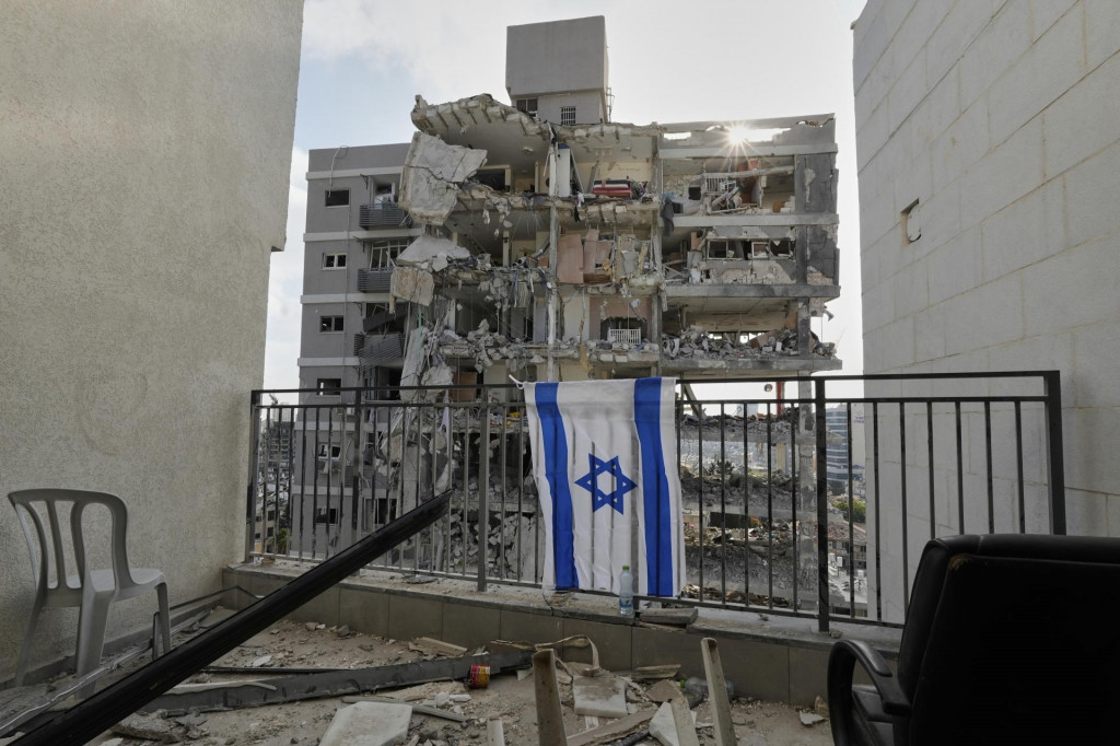 Zničené obytné budovy po iránskom raketovom útoku v meste Bat Jam v strednom Izraeli. FOTO: TASR/AP