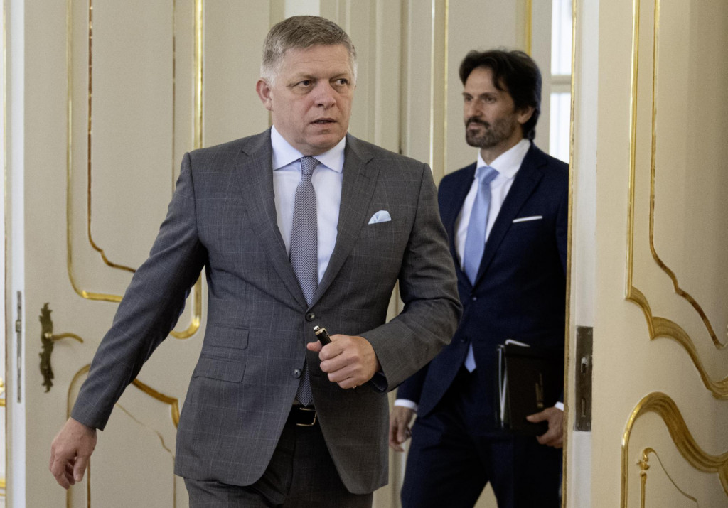 Na snímke premiér Robert Fico a minister obrany Robert Kaliňák. FOTO: TASR/M. Baumann