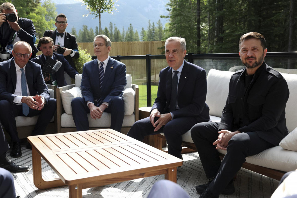 Na snímke sprava ukrajinský prezident Volodymyr Zelenskyj, kanadský premiér Mark Carney, americký minister financií Scott Bessent a nemecký kancelár Friedrich Merz sa účastnia na summite G7 v kanadskom Kananaskise. FOTO: TASR/AP
