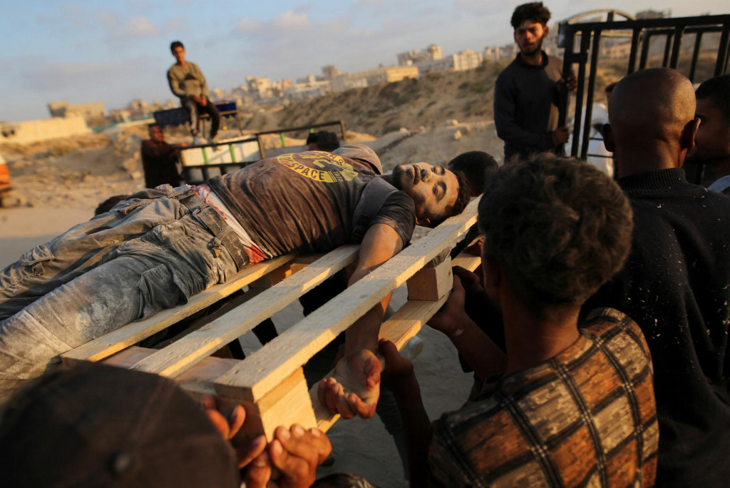 Palestínčania nesú telo muža, ktorý bol zabitý podľa ministerstva zdravotníctva Gazy izraelskou paľbou v Beit Lahia v severnom pásme Gazy 17. júna 2025. FOTO: REUTERS