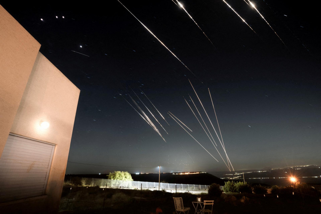 Rakety odpálené z Iránu sú zachytené z pohľadu z izraelskom okupovaných Golanských výšin, 18. júna 2025. FOTO: REUTERS