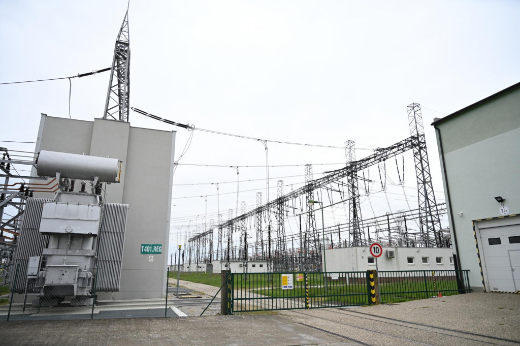Súčasťou stavby má byť vedenie 2x400 kV pozostávajúce zo 104 podperných bodov tvorených pozinkovanými stožiarmi s výškou 45,6 - 56,9 m s konzolami maximálnej dĺžky 9,1 m. FOTO: TASR/Lukáš Grinaj