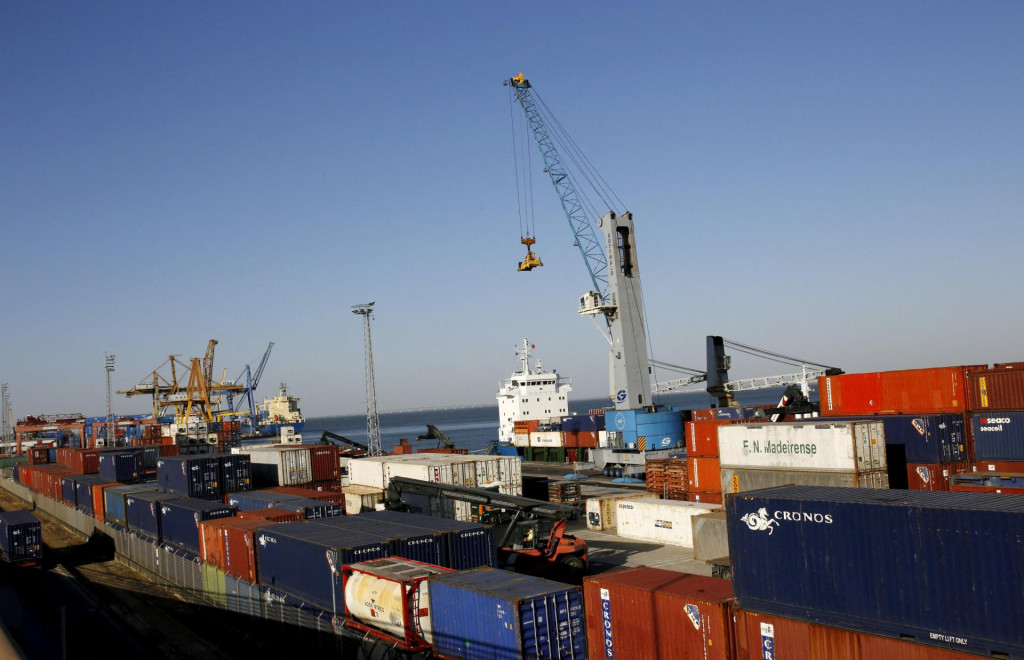 Výrazne sa znížil prebytok v obchode s tovarom. Zatiaľ čo v marci dosiahol 44 miliárd eur, v apríli predstavoval 30 miliárd eur. FOTO: REUTERS