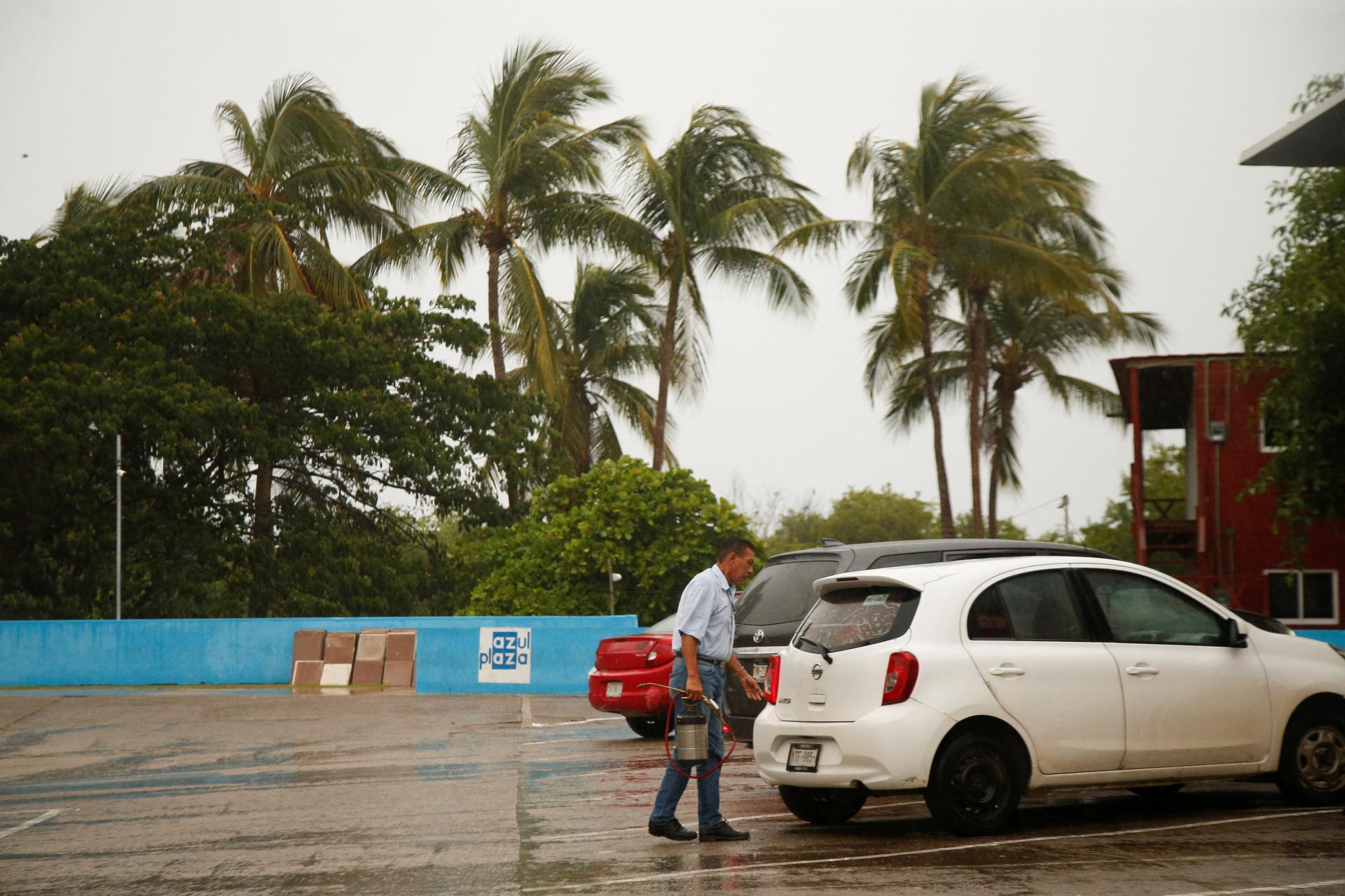 Erick zosilnel na nebezpečný hurikán štvrtej kategórie, blíži sa k pobrežiu Mexika