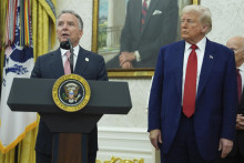Osobitný vyslanec amerického prezidenta pre Blízky východ Steve Witkoff (vľavo) rozpráva vedľa amerického prezidenta Donalda Trumpa. FOTO: TASR/AP