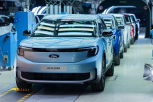 Ford Explorer automobilky Ford sú v halle závodu v Kolíne nad Rýnom. FOTO TASR/DPA
