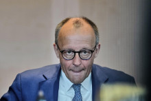 Nemecký kancelár Friedrich Merz prichádza na zasadnutie vlády v Berlíne. FOTO: TASR/AP