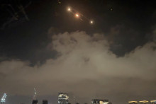 Rakety smerujúce na Tel Aviv. FOTO: Reuters