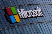 Vedenie firmy Microsoft už skôr upozornilo, že vzhľadom na rozsiahle investície do AI sa bude snažiť obmedzovať výdavky v iných oblastiach. FOTO: REUTERS