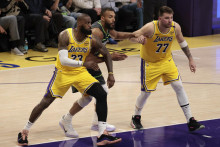 Najväčšími hviezdami súčasného tímu LA Lakers je nepochybne dvojica LeBron James (vľavo) a Luka Dončič. FOTO: Profimedia.sk