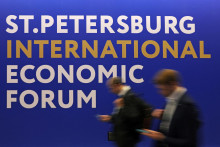 Ľudia sa zúčastňujú na Medzinárodnom ekonomickom fóre v Petrohrade (SPIEF) v Petrohrade v Rusku 19. júna 2025. FOTO: REUTERS
