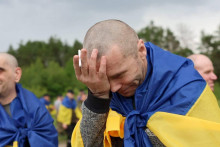 Ukrajinský vojnový zajatec po výmene na neznámom mieste na Ukrajine. FOTO: Reuters