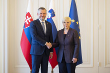 Slovenský prezident Peter Pellegrini a slovinská prezidentka Nataša Pircová Musarová počas stretnutia vo Vile Podrožnik v Ľubľane. FOTO: TASR/STA