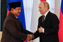 Ruský prezident Vladimir Putin si podáva ruku s indonézskym prezidentom Prabowom Subiantom. FOTO: Reuters