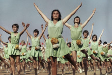 III. celoštátna spartakiáda 1965 (CS) na štadióne na Strahove - skúška, skladba ”Ma země je květoucí louka”-vystúpenie starších. FOTO: Profimedia