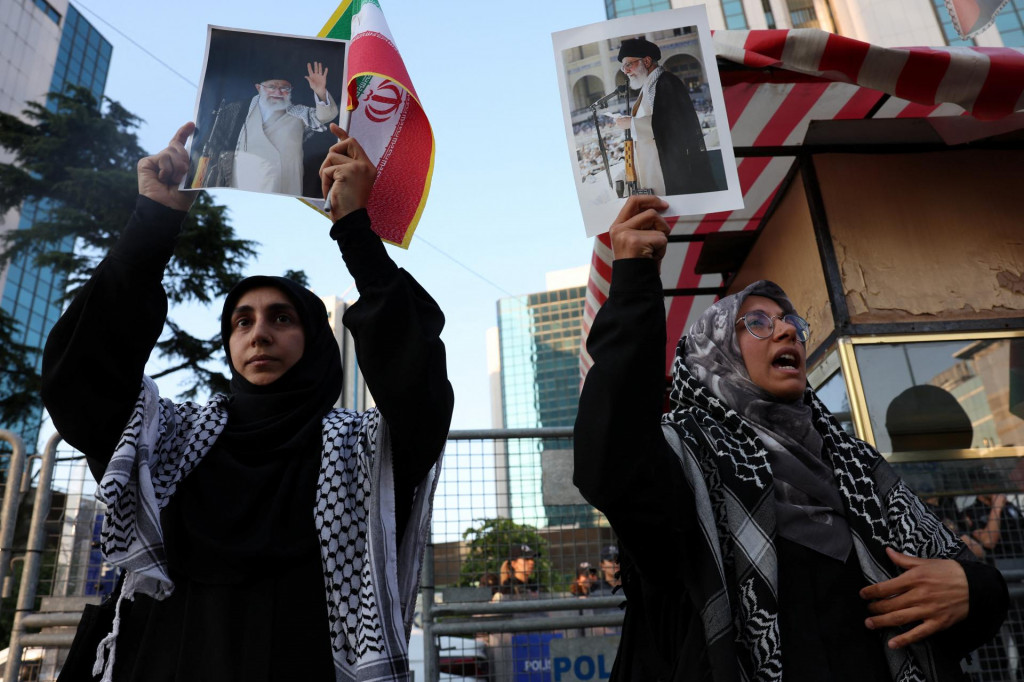 Demonštranti držia fotografie iránskeho najvyššieho vodcu ajatolláha Alího Chameneího. FOTO: Reuters
