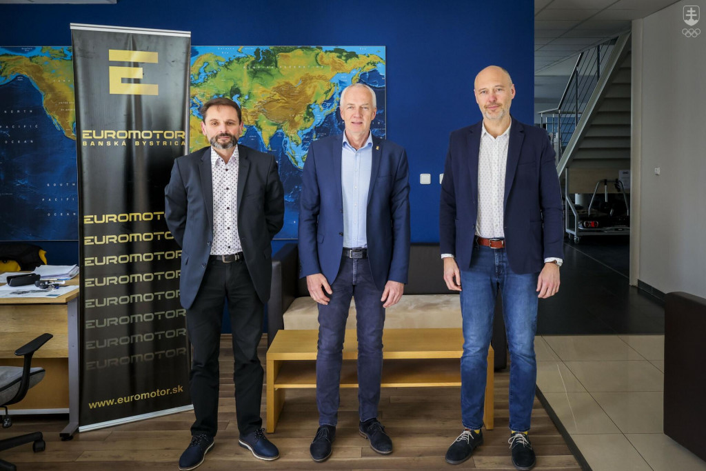 Generálny sekretár SOŠV Jozef Liba (v strede) pri preberaní vozidiel s konateľmi firmy EUROMOTOR Ivanom Beňom (vľavo) a Marekom Mandákom.