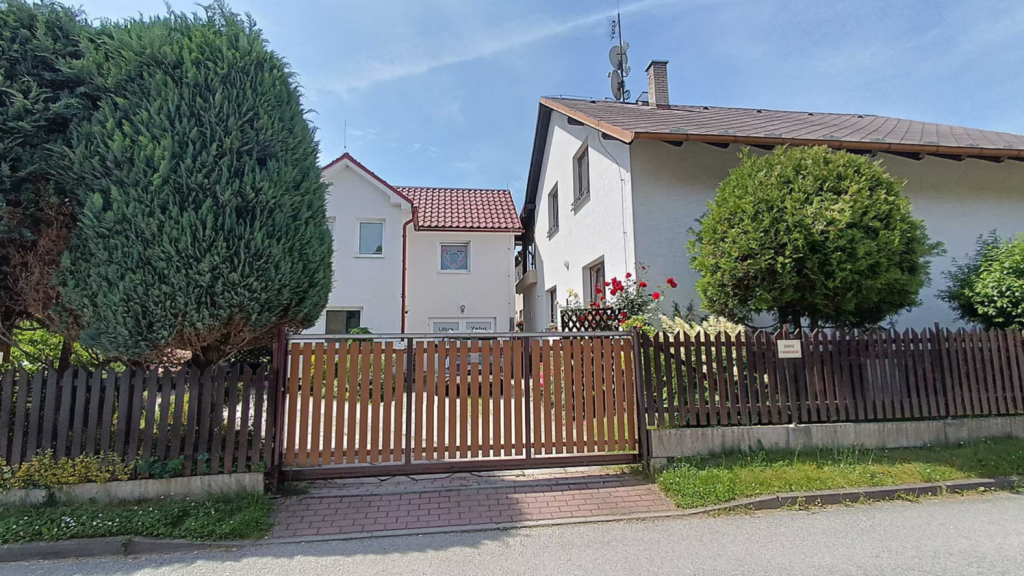V tomto dome v Havlíčkovom Brode podľa polície dva roky fungovala nelegálna zubárska ambulancia.