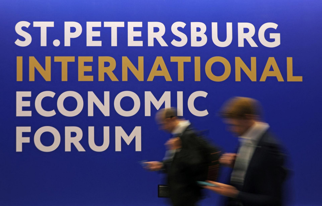 Ľudia sa zúčastňujú na Medzinárodnom ekonomickom fóre v Petrohrade (SPIEF) v Petrohrade v Rusku 19. júna 2025. FOTO: REUTERS