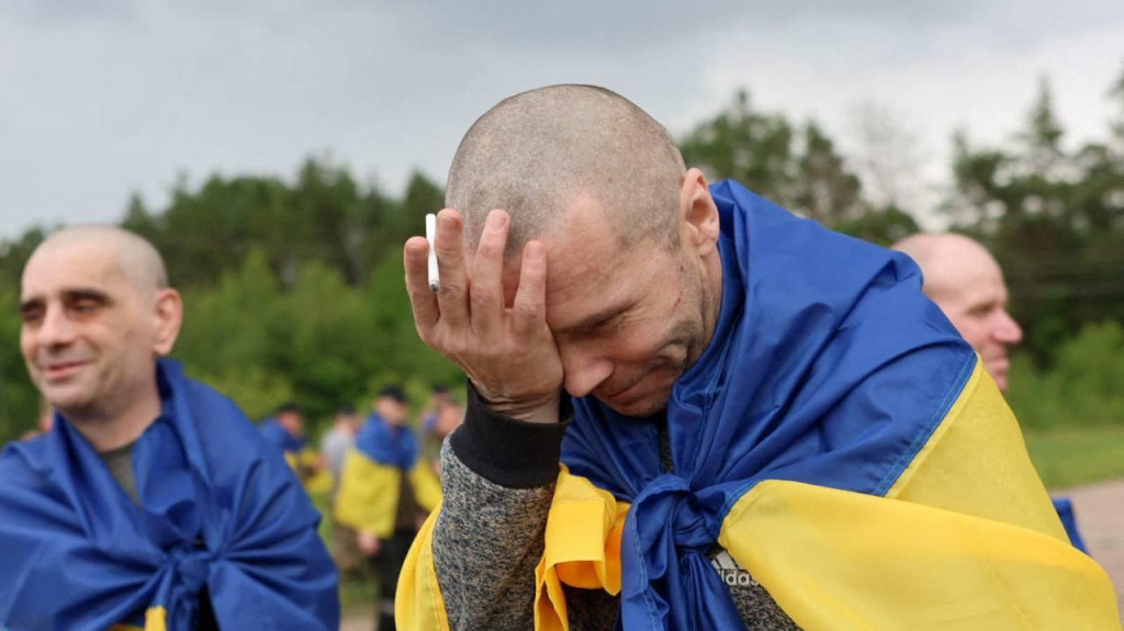 Ukrajinský vojnový zajatec po výmene na neznámom mieste na Ukrajine. FOTO: Reuters
