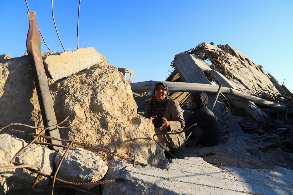 Palestínska žena čaká na kamióny s humanitárnou pomocou  v Beit Lahia v severnom Pásme Gazy. FOTO: Reuters