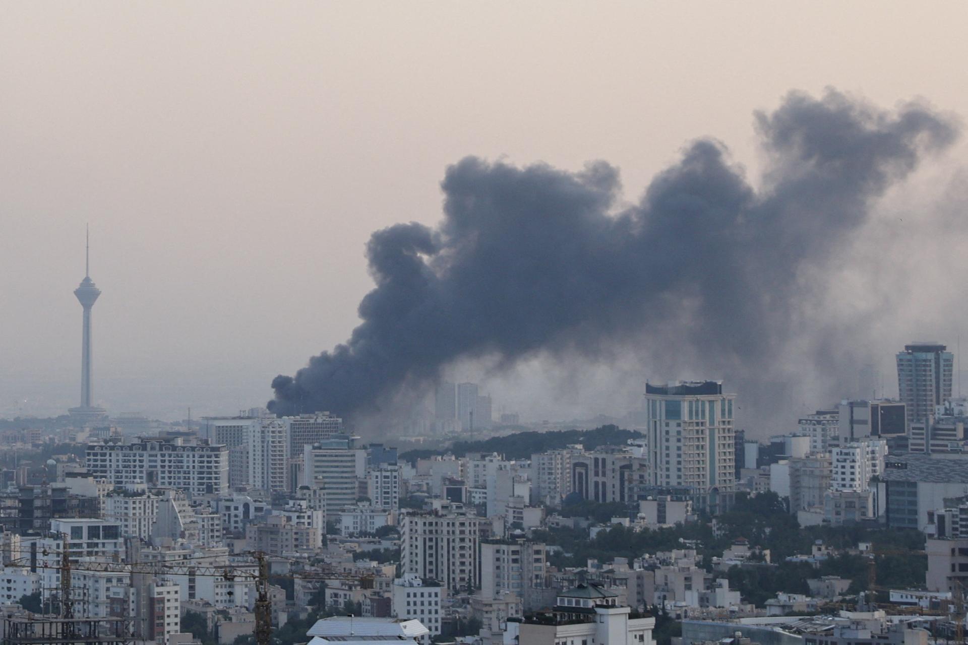 Izrael útočil v srdci Teheránu, tvrdí, že zasiahol jadrové ciele
