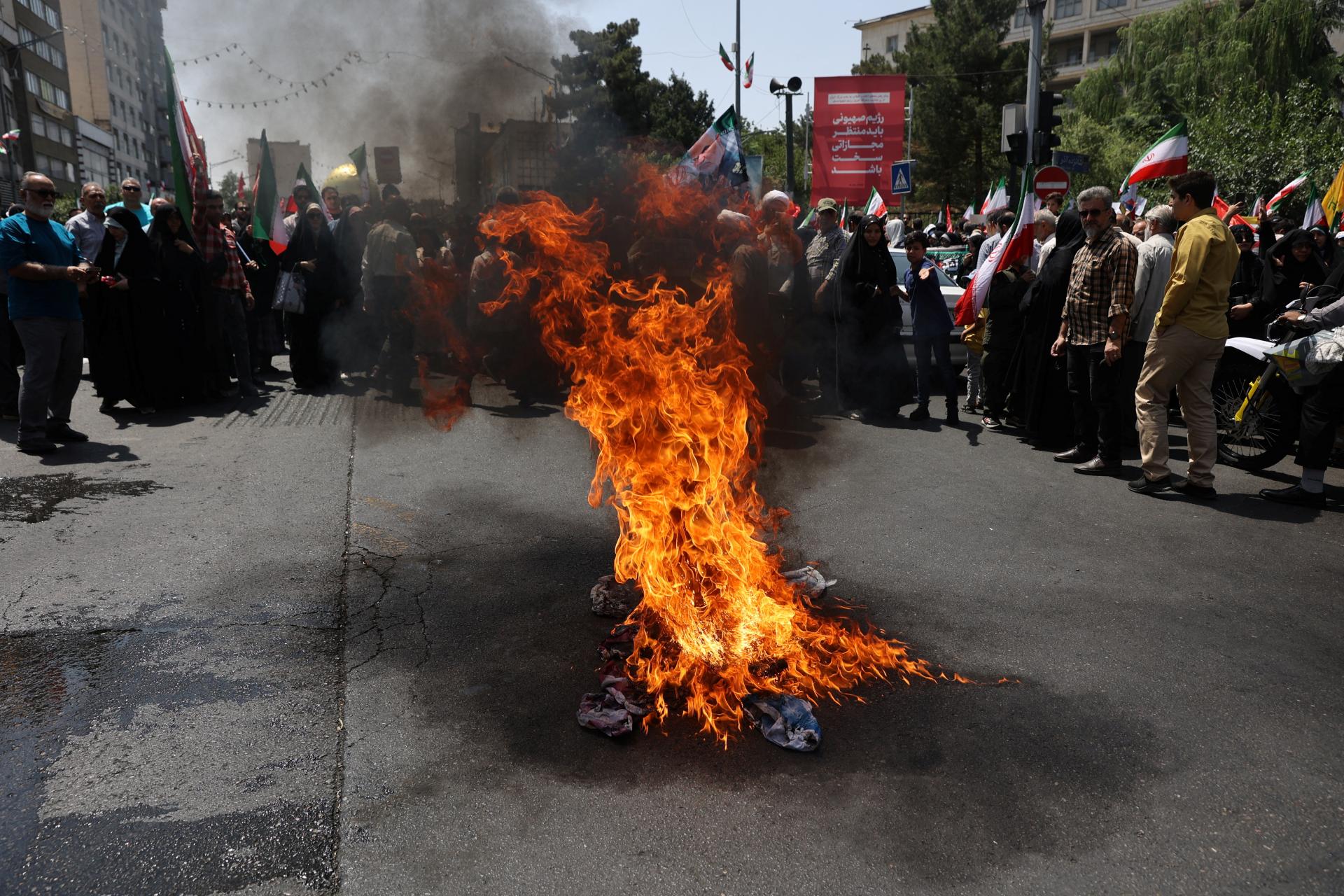 Británia sťahuje svojich zamestnancov z veľvyslanectva v Teheráne v obavách z narastajúcej eskalácie