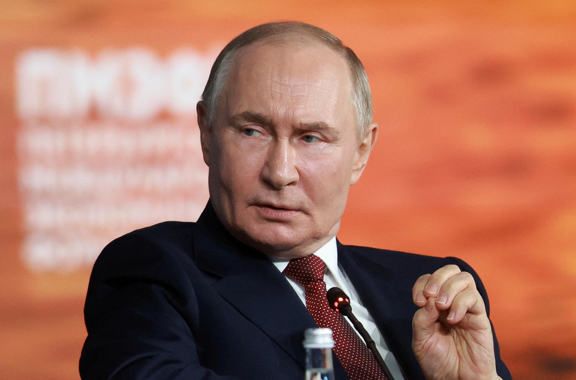 Rusko sa neusiluje o kapituláciu Ukrajiny, tvrdil Putin na petrohradskom fóre