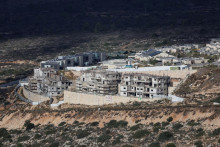 Pohľad na nové budovy okolo izraelskej osady Talmon B neďaleko palestínskeho mesta Mazraa Al-Qibleyeh neďaleko Ramalláhu na Izraelom okupovanom Západnom brehu Jordánu. FOTO: Reuters