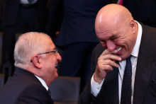 Turecký minister obrany Yasar Guler a taliansky minister obrany Guido Crosetto (vpravo) sa rozprávajú počas stretnutia ministrov obrany NATO v sídle Aliancie v Bruseli v Belgicku 5. júna 2025. FOTO: REUTERS