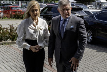 Premiér Robert Fico vyjadril podporu a vďaku ministerke hospodárstva Denise Sakovej po kontrolnom dni v jej rezorte. FOTO: TASR/M. Baumann