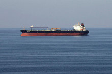 Ropný tanker prechádza Hormuzským prielivom neďaleko iránskeho pobrežia. REUTERS