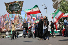 Protiizraelský protest v Teheráne po izraelských útokoch na Irán. FOTO: Reuters