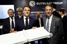 Francúzsky prezident Emmanuel Macron a satelit Eutelsatu. FOTO: Reuters