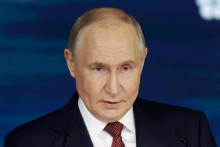 Ruský prezident Vladimir Putin prednáša prejav počas plenárneho zasadnutia Petrohradského medzinárodného ekonomického fóra (SPIEF) v Petrohrade v Rusku 20. júna 2025. FOTO: REUTERS