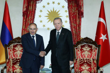 Turecký prezident Tayyip Erdogan sa stretol s arménskym premiérom Nikolom Pašinjanom v Istanbule v Turecku 20. júna 2025. FOTO: REUTERS