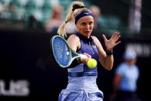 Slovenská tenistka Rebecca Šramková odvracia úder Lindy Noskovej z Česka vo štvrťfinále ženskej dvojhry na trávnatom turnaji WTA v Nottinghame v piatok 20. júna 2025. FOTO TASR/AP
