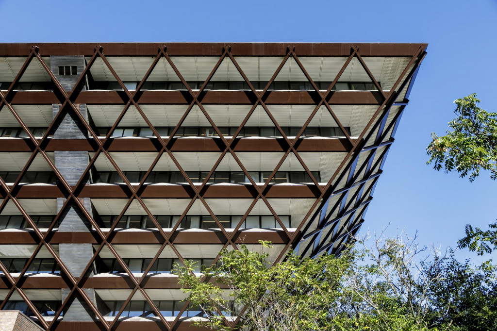 Budova Slovenského rozhlasu, takzvaná obrátená pyramída na Mýtnej ulici v Bratislave. FOTO: TASR/Dano Veselský