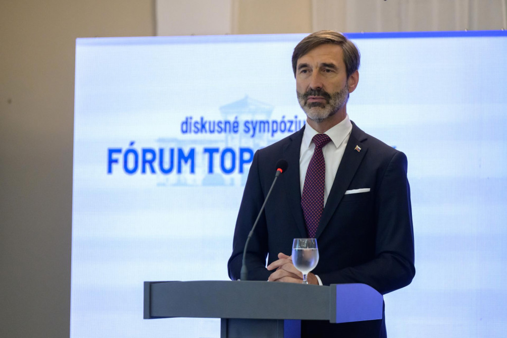 Na snímke minister zahraničných vecí a európskych záležitostí SR Juraj Blanár vystupuje s príhovorom na diskusnom sympóziu Fórum Topoľčianky v obci Topoľčianky v okrese Zlaté Moravce v utorok 10. júna 2025. FOTO TASR
