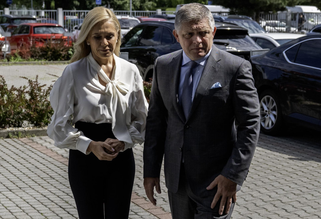 Premiér Robert Fico vyjadril podporu a vďaku ministerke hospodárstva Denise Sakovej po kontrolnom dni v jej rezorte. FOTO: TASR/M. Baumann