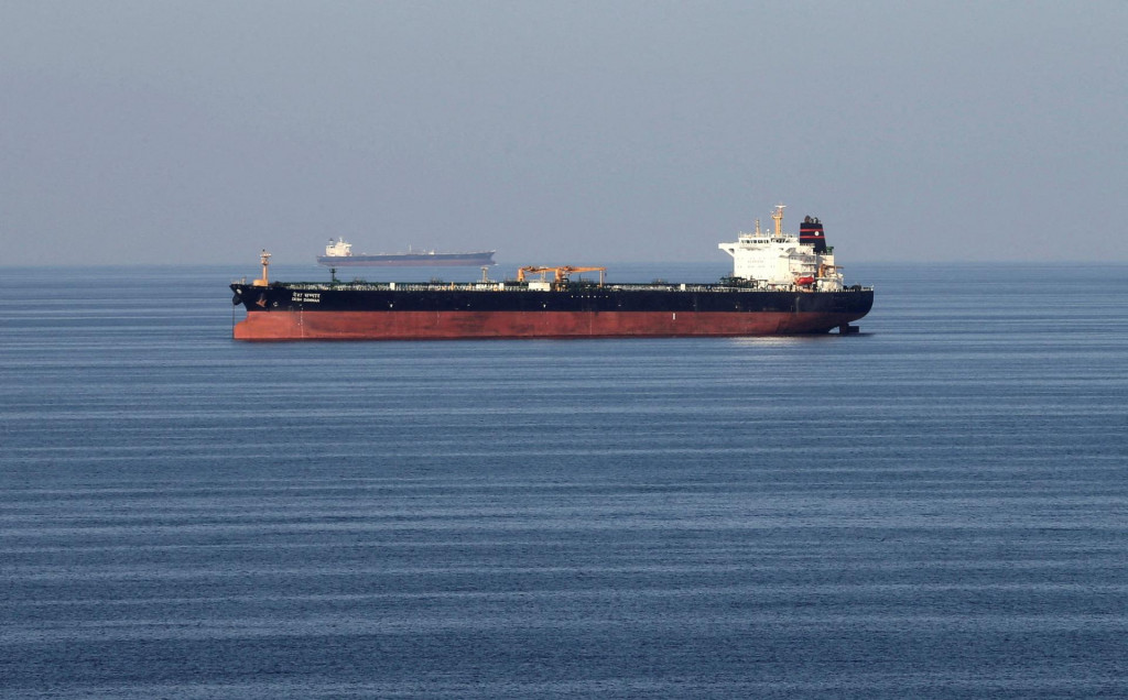 Ropný tanker prechádza Hormuzským prielivom neďaleko iránskeho pobrežia. REUTERS