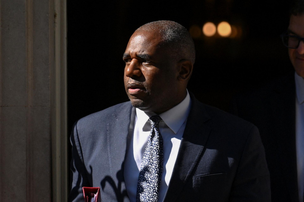 Britský minister zahraničných vecí David Lammy odchádza z Downing Street 10 v deň, keď britský premiér Keir Starmer usporiadal mimoriadne stretnutie Cobry na prerokovanie izraelsko-iránskeho konfliktu v Londýne v Británii 18. júna 2025. FOTO: REUTERS