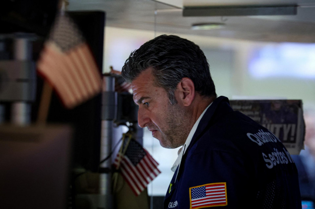 Obchodník pracuje na parkete na Newyorskej burze cenných papierov (NYSE) v New Yorku, USA, 18. júna 2025. FOTO: REUTERS