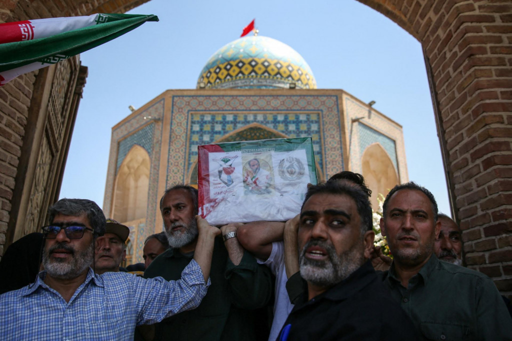 Pohreb Iráncov padlých vo vojne proti Izraelu. FOTO: Reuters