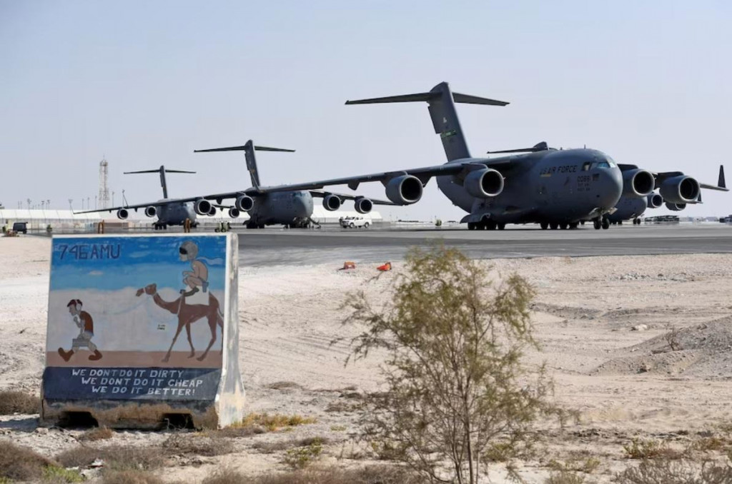 Pohľad na lietadlá C-17 Globemaster amerického letectva na leteckej základni al-Udeid v Dauhe v Katare 7. septembra 2021. FOTO: REUTERS