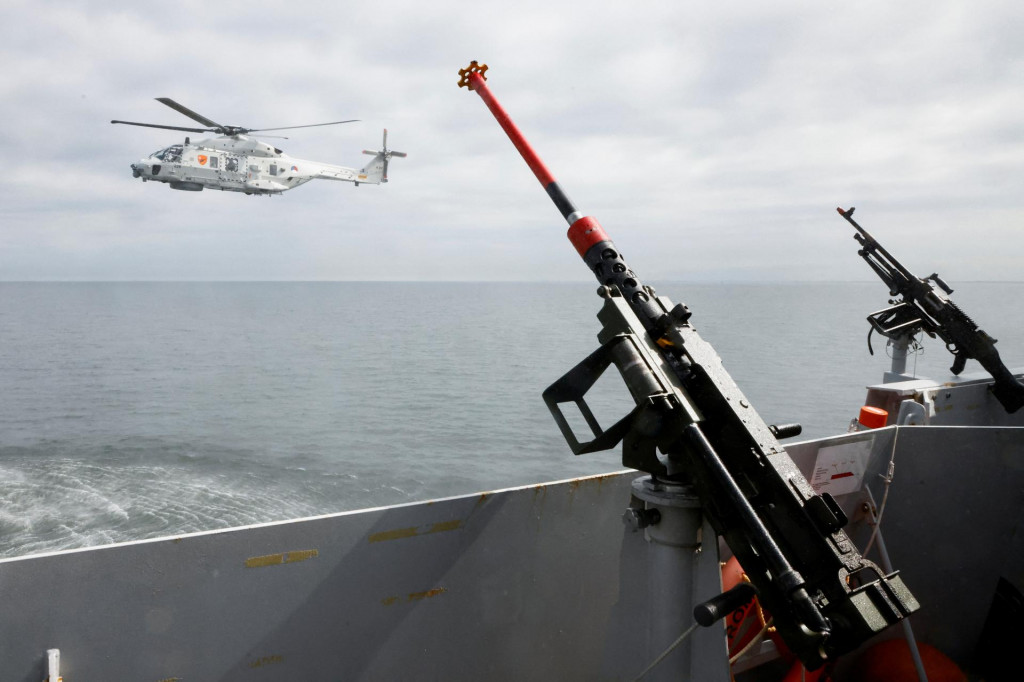 Vojenský vrtuľník prelieta okolo holandskej fregaty „Tromp“ pri pobreží Haagu v Holandsku 19. júna 2025. FOTO: REUTERS