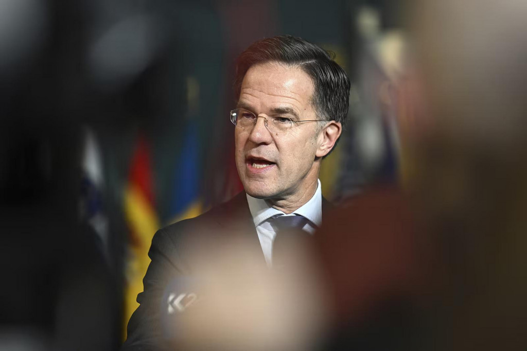 Generálny tajomník NATO Mark Rutte hovorí s médiami pri príchode na zasadnutie ministrov obrany NATO. FOTO: AP