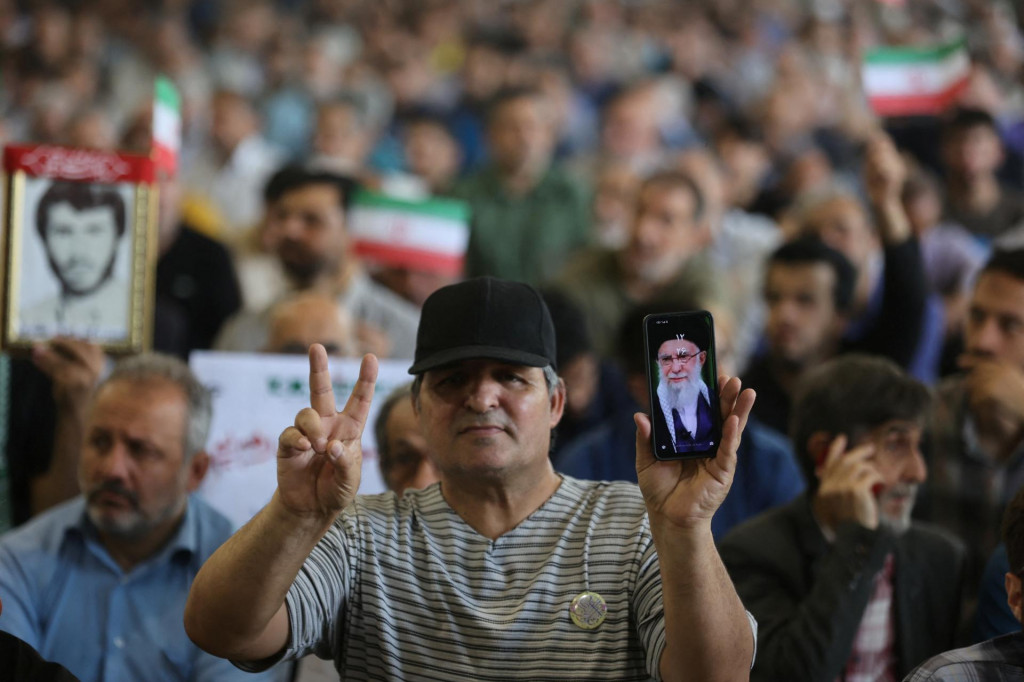 Ľudia sa zúčastňujú piatkových modlitieb uprostred iránsko-izraelského konfliktu v Teheráne v Iráne 20. júna 2025. FOTO: REUTERS